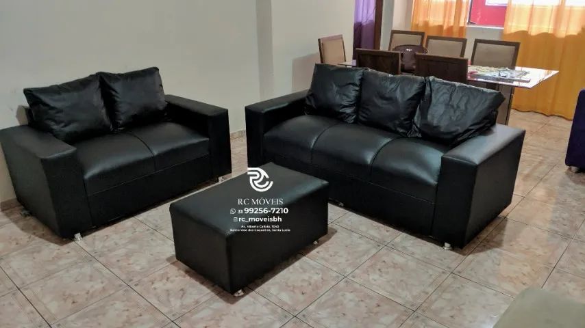 Sofá 3 e dois lugares com Puff Couro Sintético D33 Direto da Fábrica