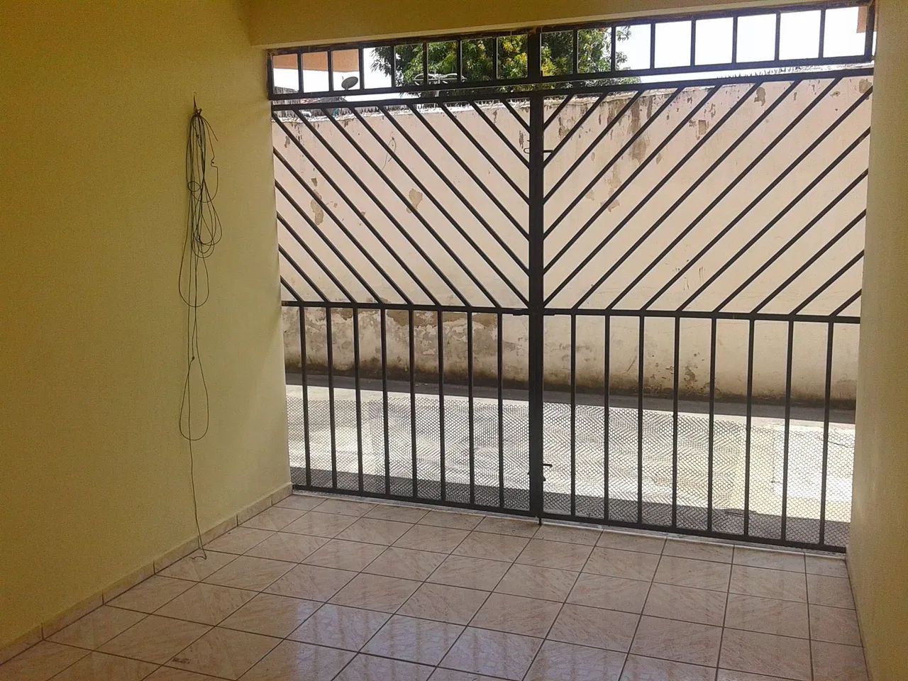 ALUGO CASA TÉRREA 2 QUARTOS E GARAGEM NO HENRIQUE JORGE  - Foto 3