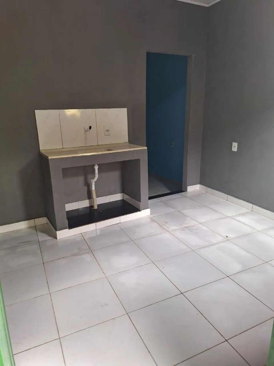 Aluga-se ambiente de 02 cômodos, sendo quarto com banheiro. 
