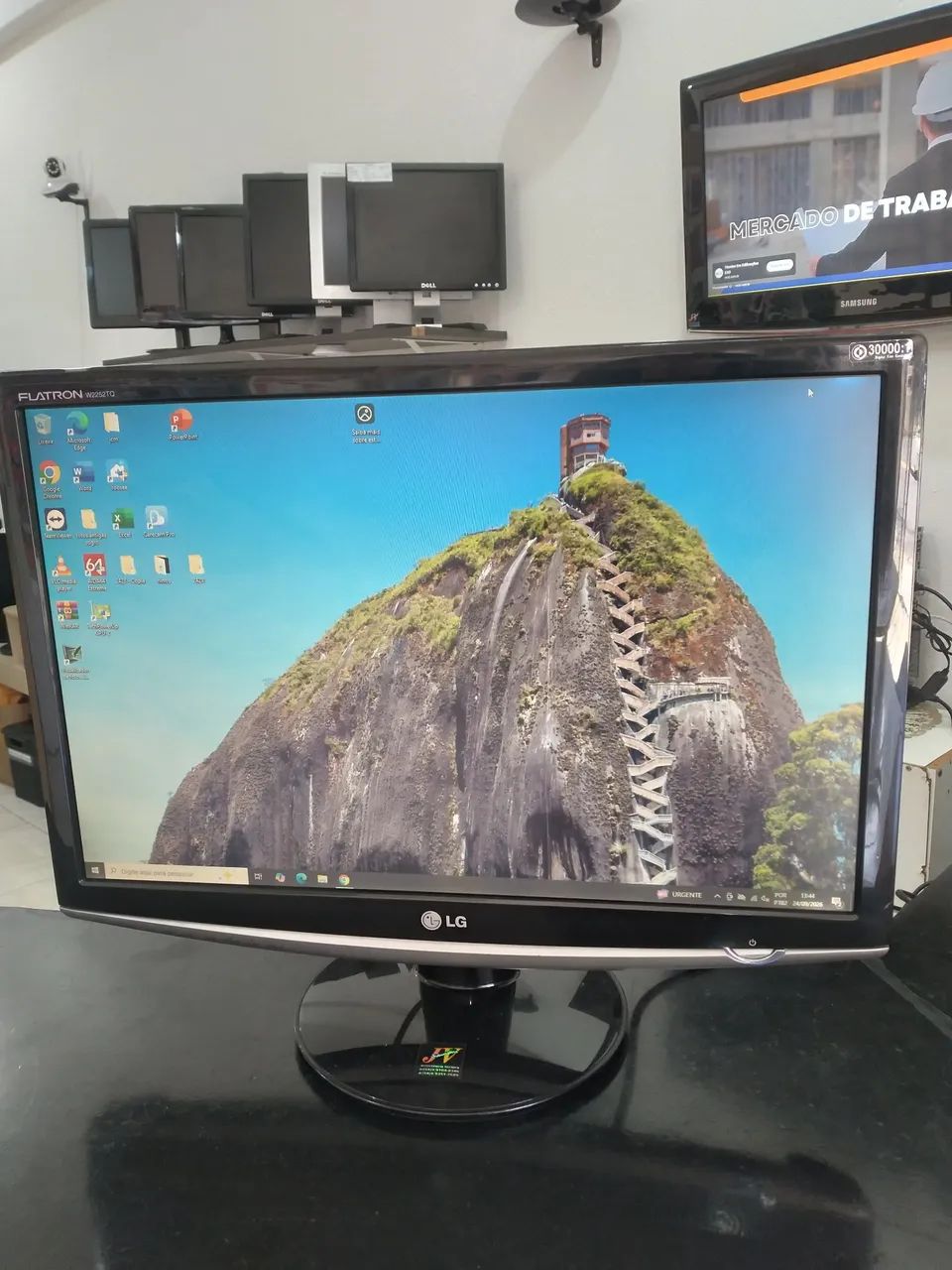 Monitor LG 22" polegadas,  com os cabos