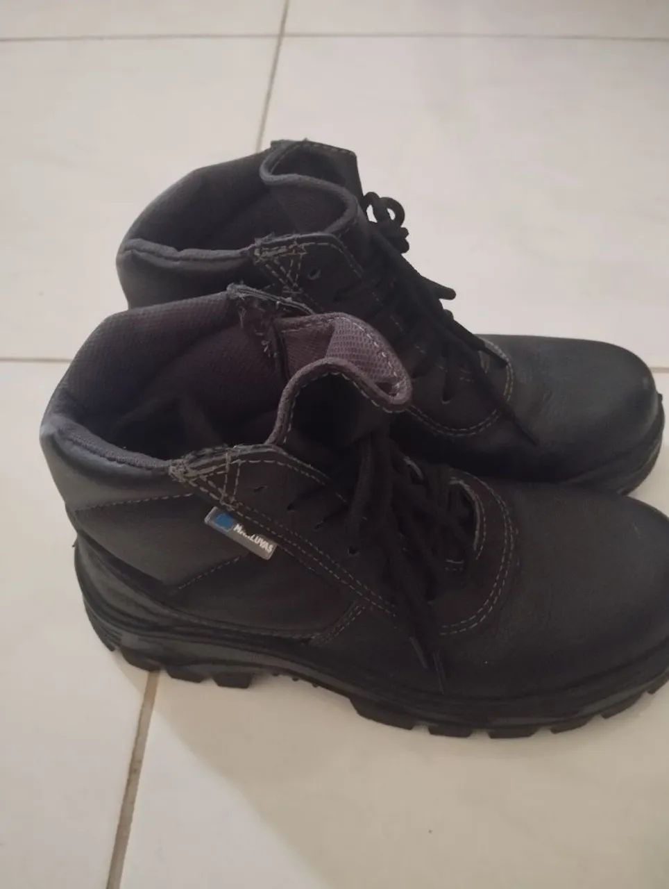 Bota de trabalho cano médio