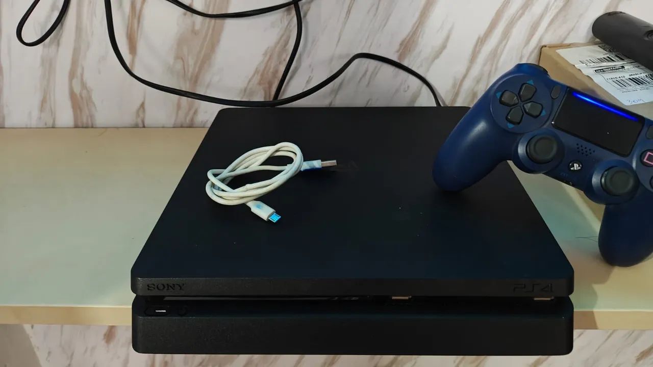 PS4 / 1TB / COM JOGO DIGITAL 