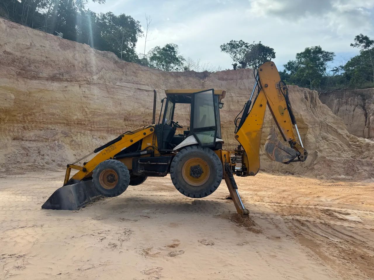 Vendo retinha JCB ano 2008 (4x2)