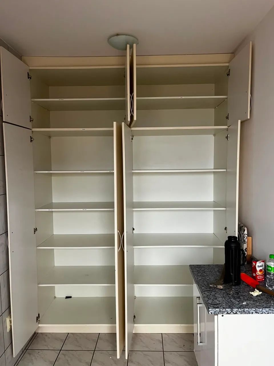 Guarda-roupa com 4 portas e maleiras de casal