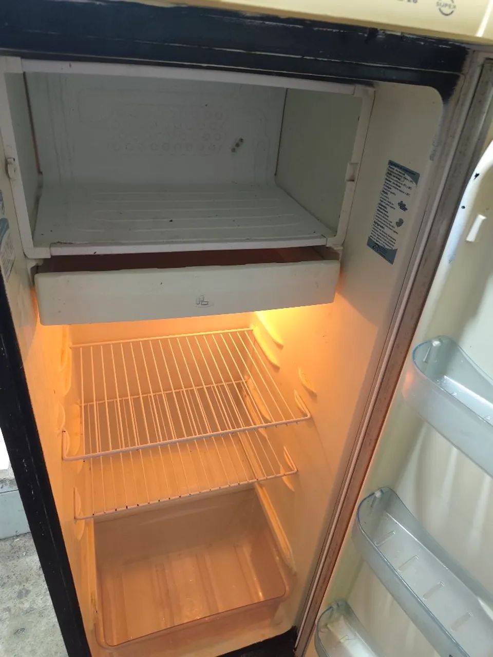 Vende se essa geladeira Eletrolux  - Foto 4