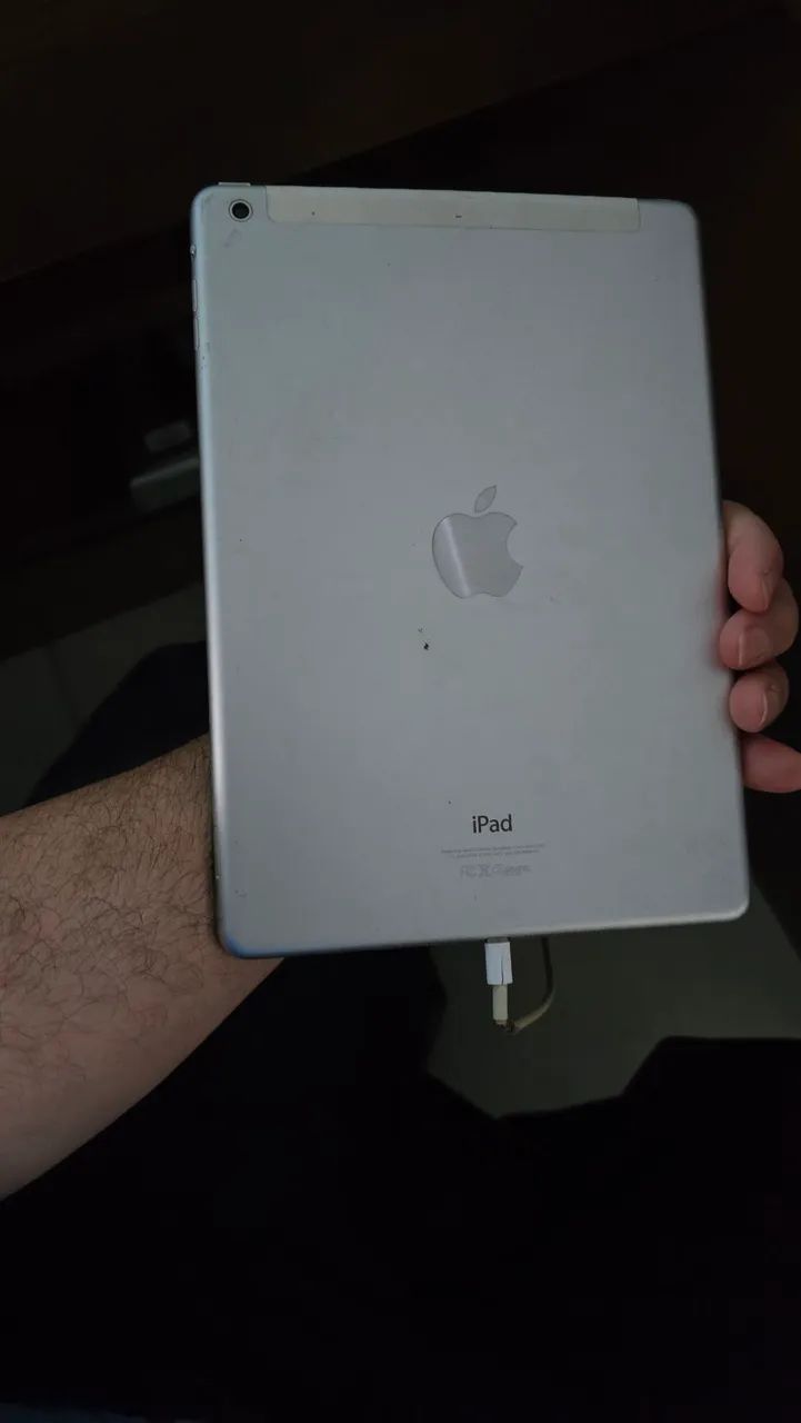 Ipad esta com a tela quebrada e nao esta ligando modelo 1475 aceito proposta  - Foto 2