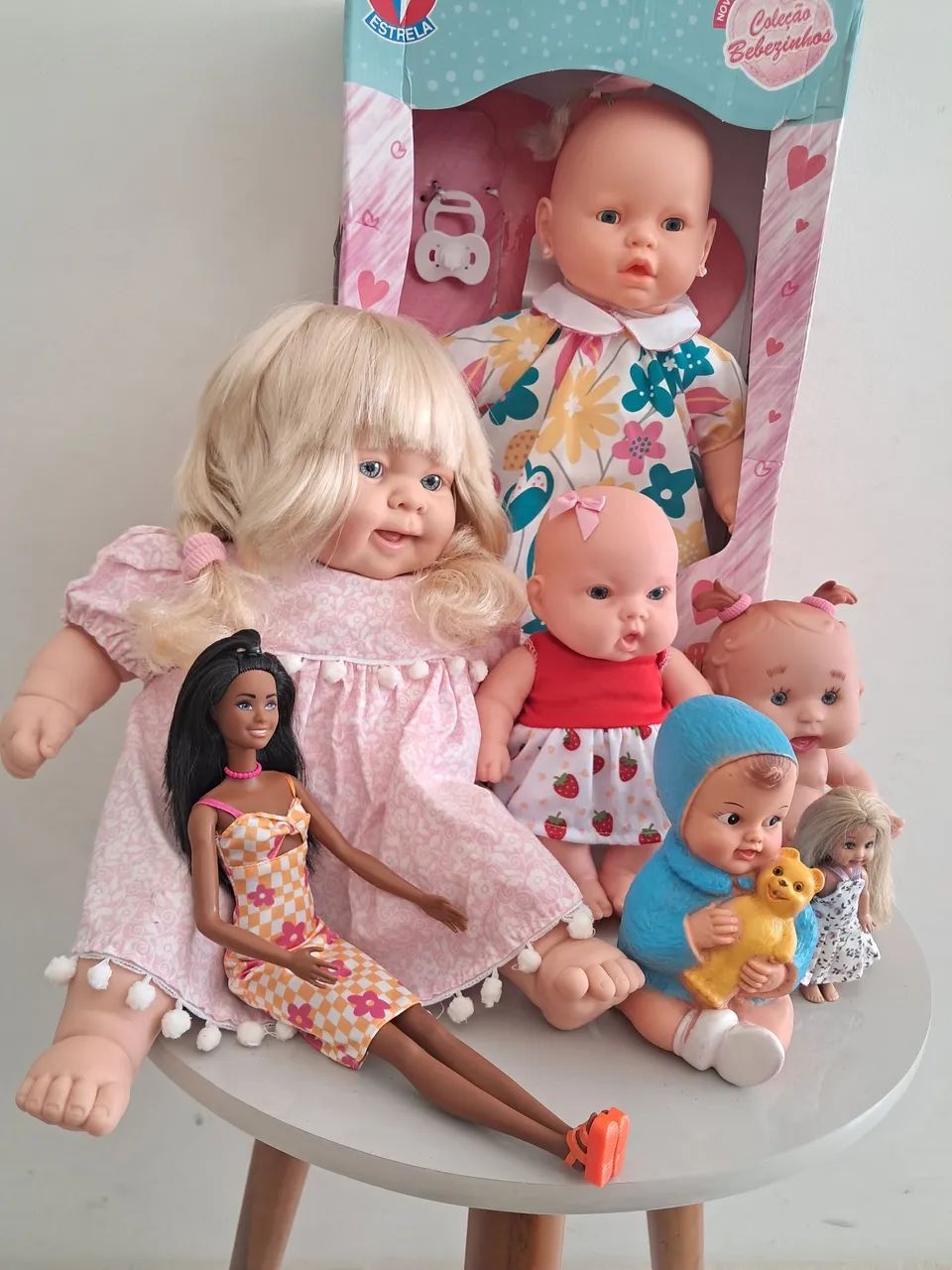 Lote com 7 bonecas ambas em vinil,e plástico resistente.  - Foto 2
