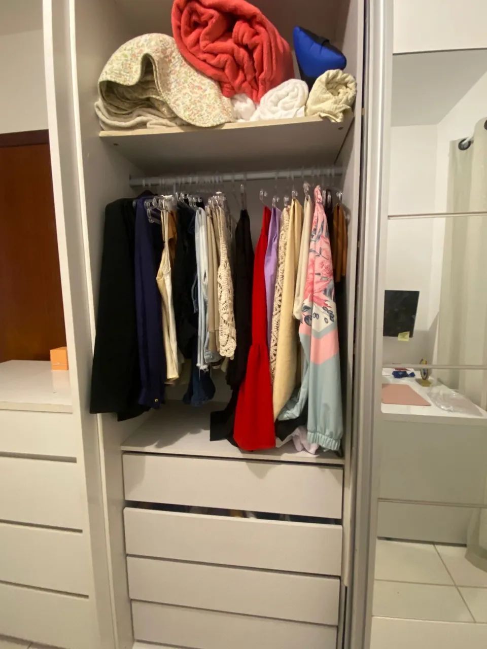 guarda-roupa branco com espelho - Foto 4