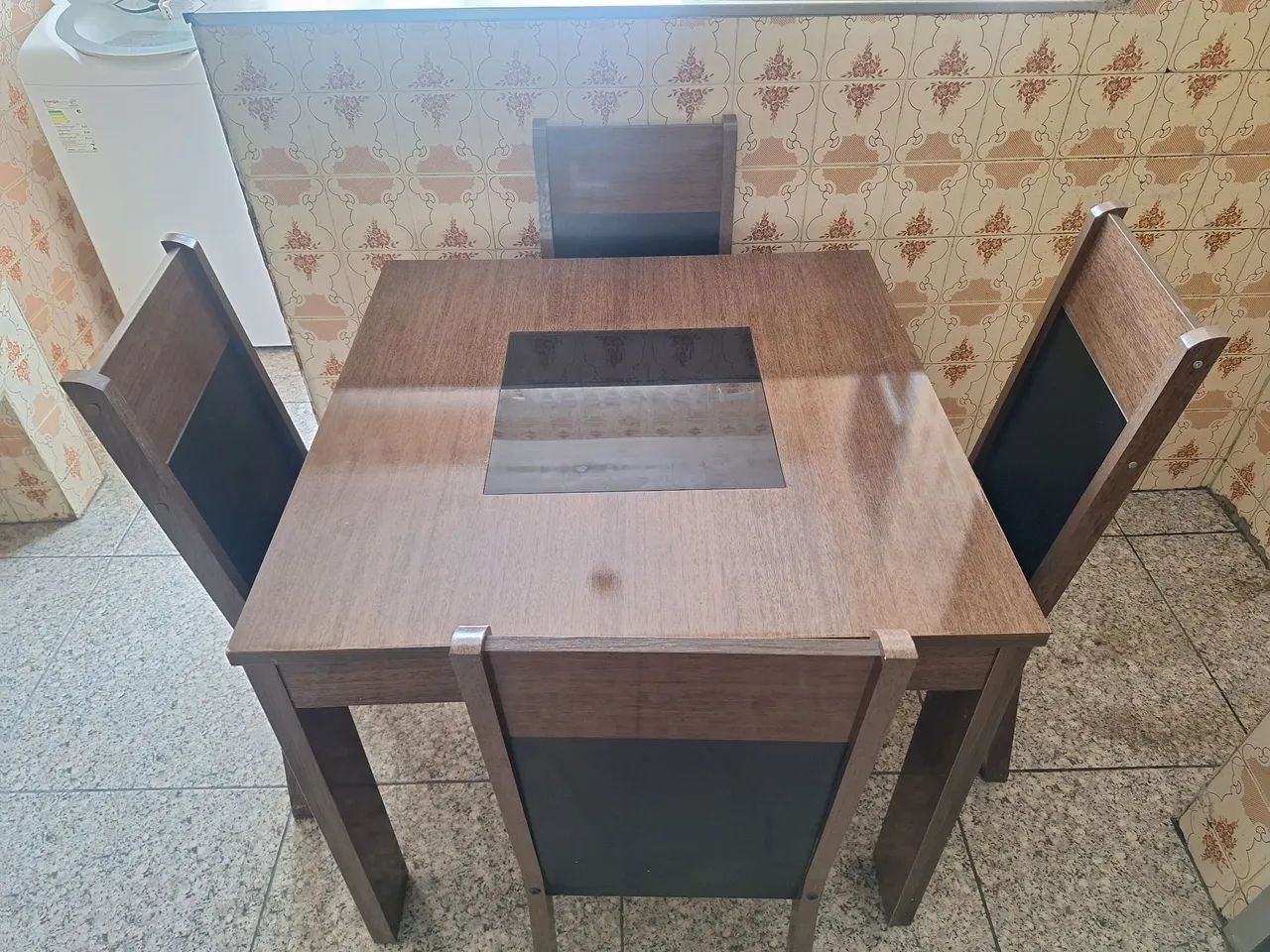 Mesa de madeira com 4 cadeiras  - Foto 2