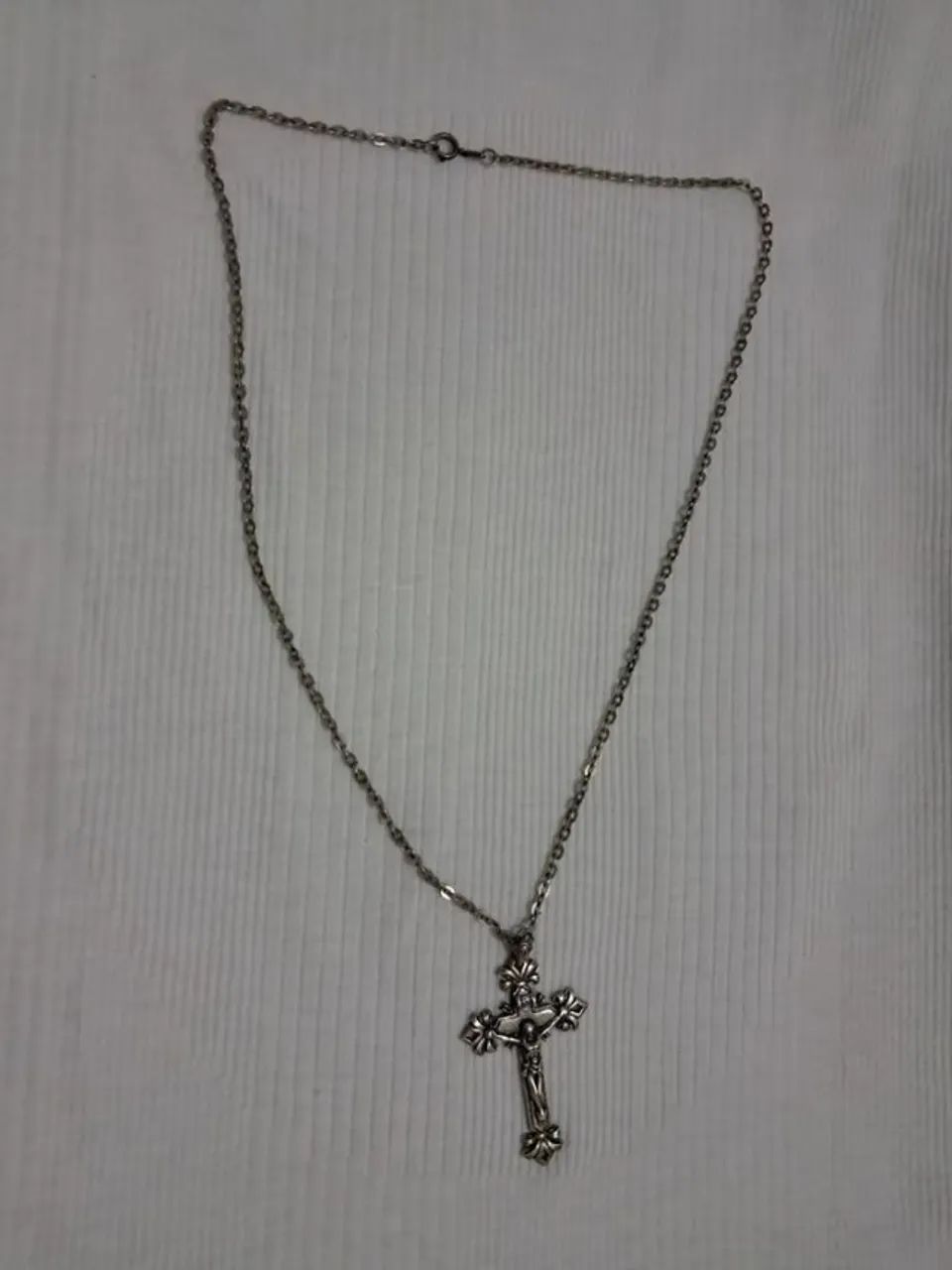 Antiga corrente banhada à prata com crucifixo