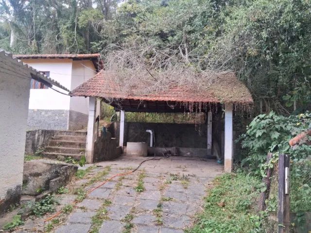 VENDO ESTA CASA COM 3 QUARTOS COM  BOM DESCONTO PARA REFORMAR - Foto 2