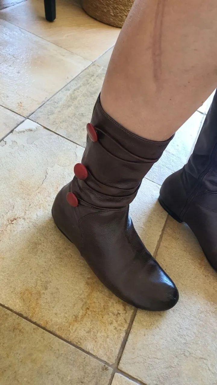Bota em couro marron com botões vermelhos