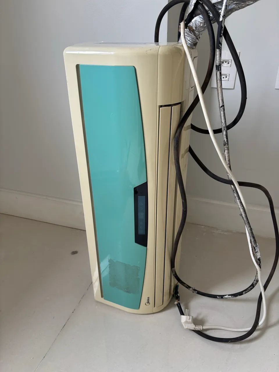 Ar Condicionado Midea 9.000btus, quente e frio , em ótimo funcionamento com suporte.