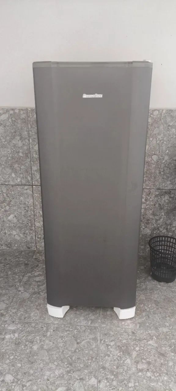 Geladeira 245 l ótima 