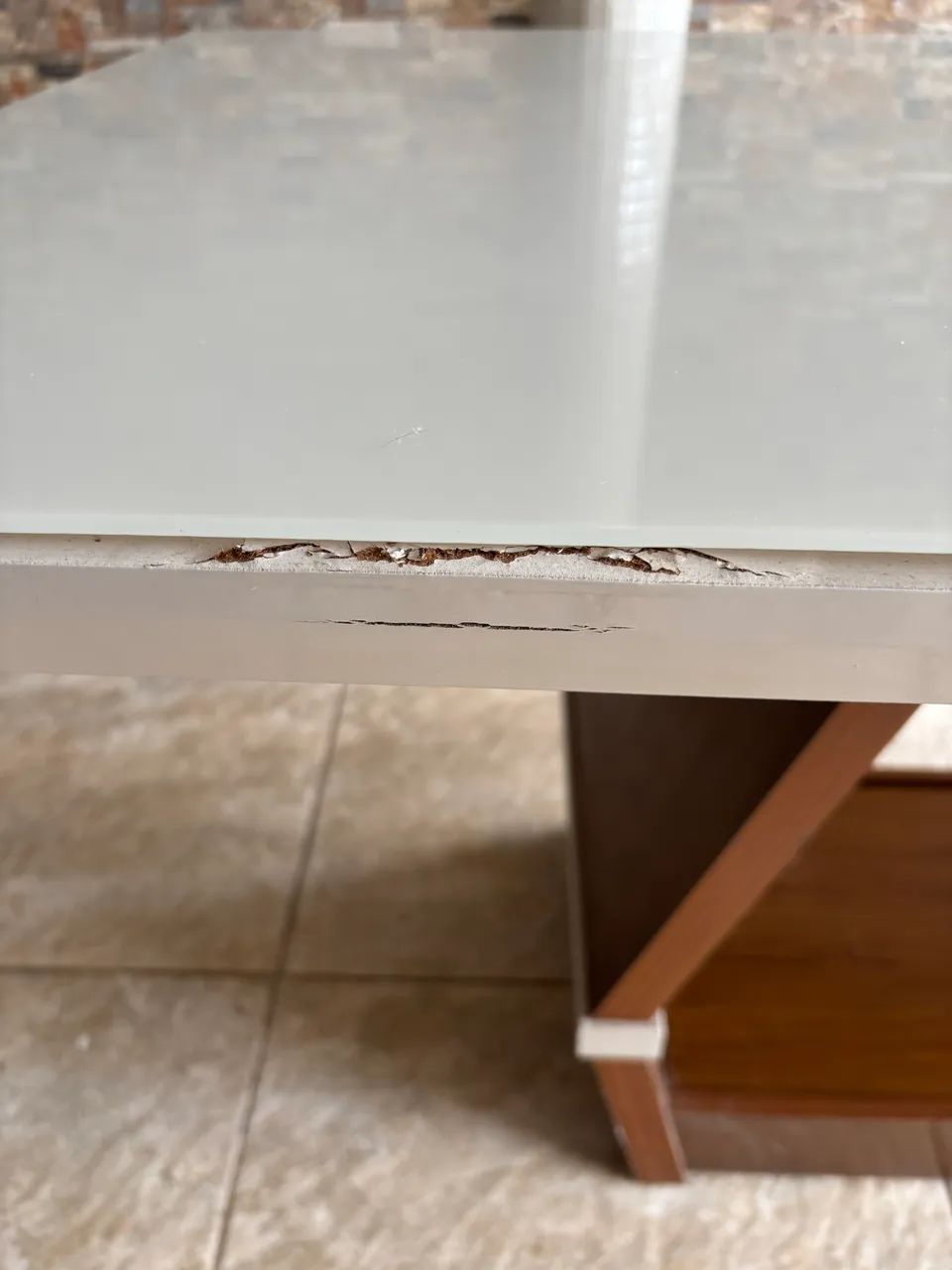 Vende-se mesa de madeira com tampo de vidro  - Foto 5
