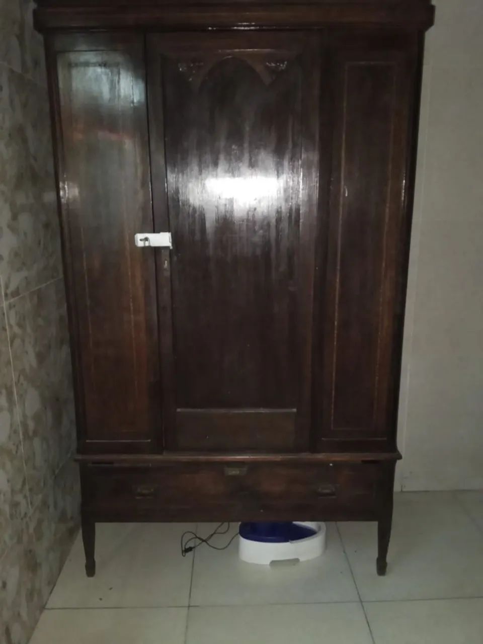 Móveis antigos guardar  roupa de solteiro