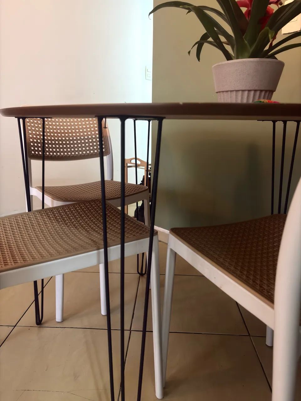 MESA DE JANTAR E 4 CADEIRAS EMPILHAVEIS CONJUNTO  - Foto 4