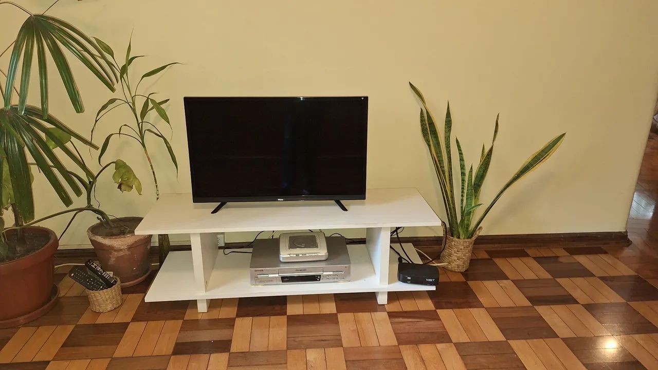 Rack baixo de madeira branco