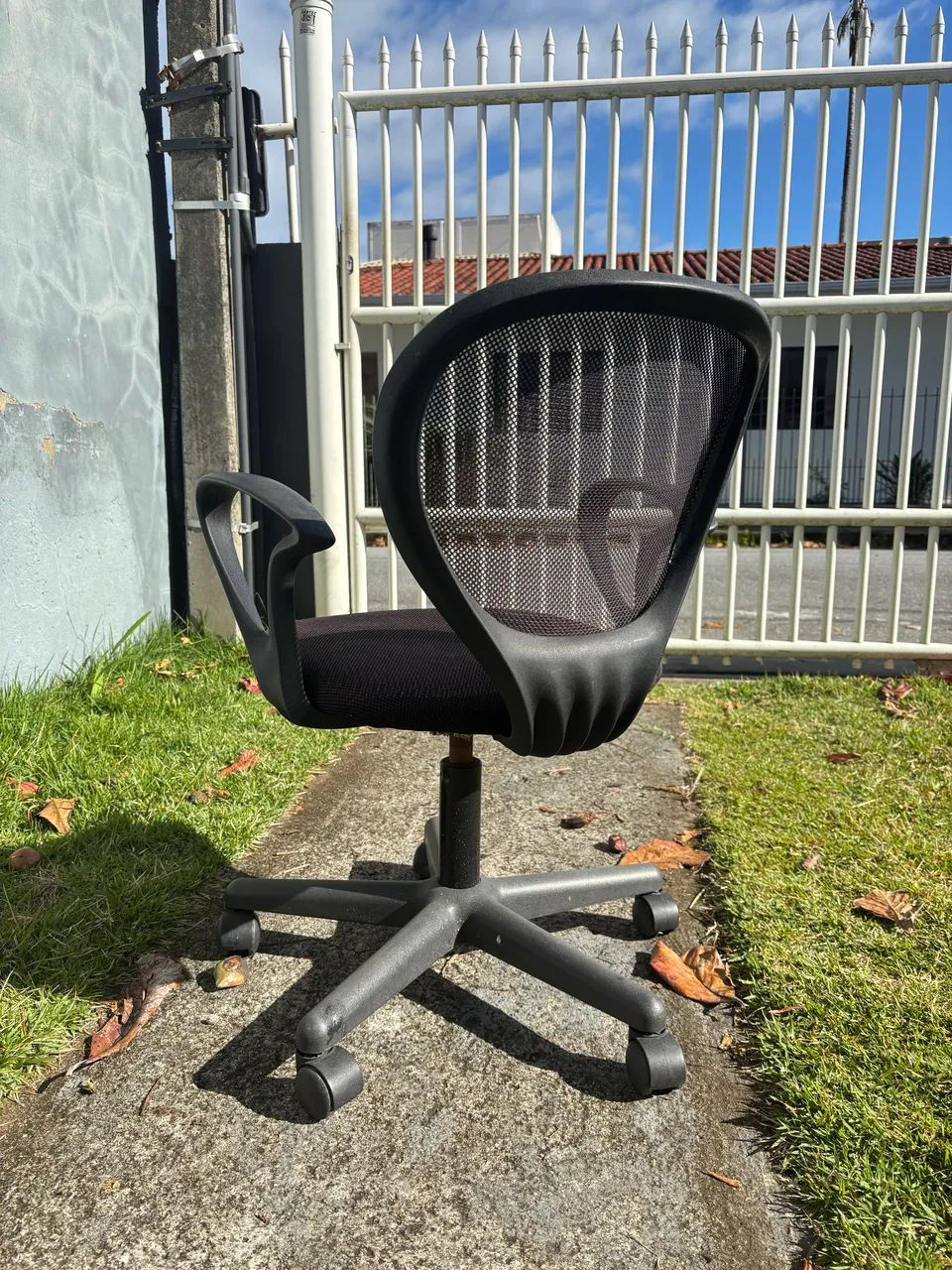 Cadeira escritório preta básica  - Foto 3