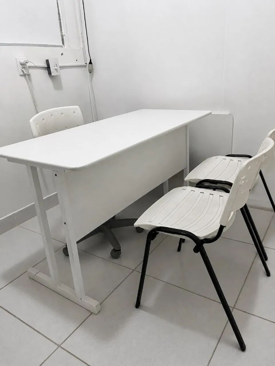 Mesa de escritório +3 cadeiras