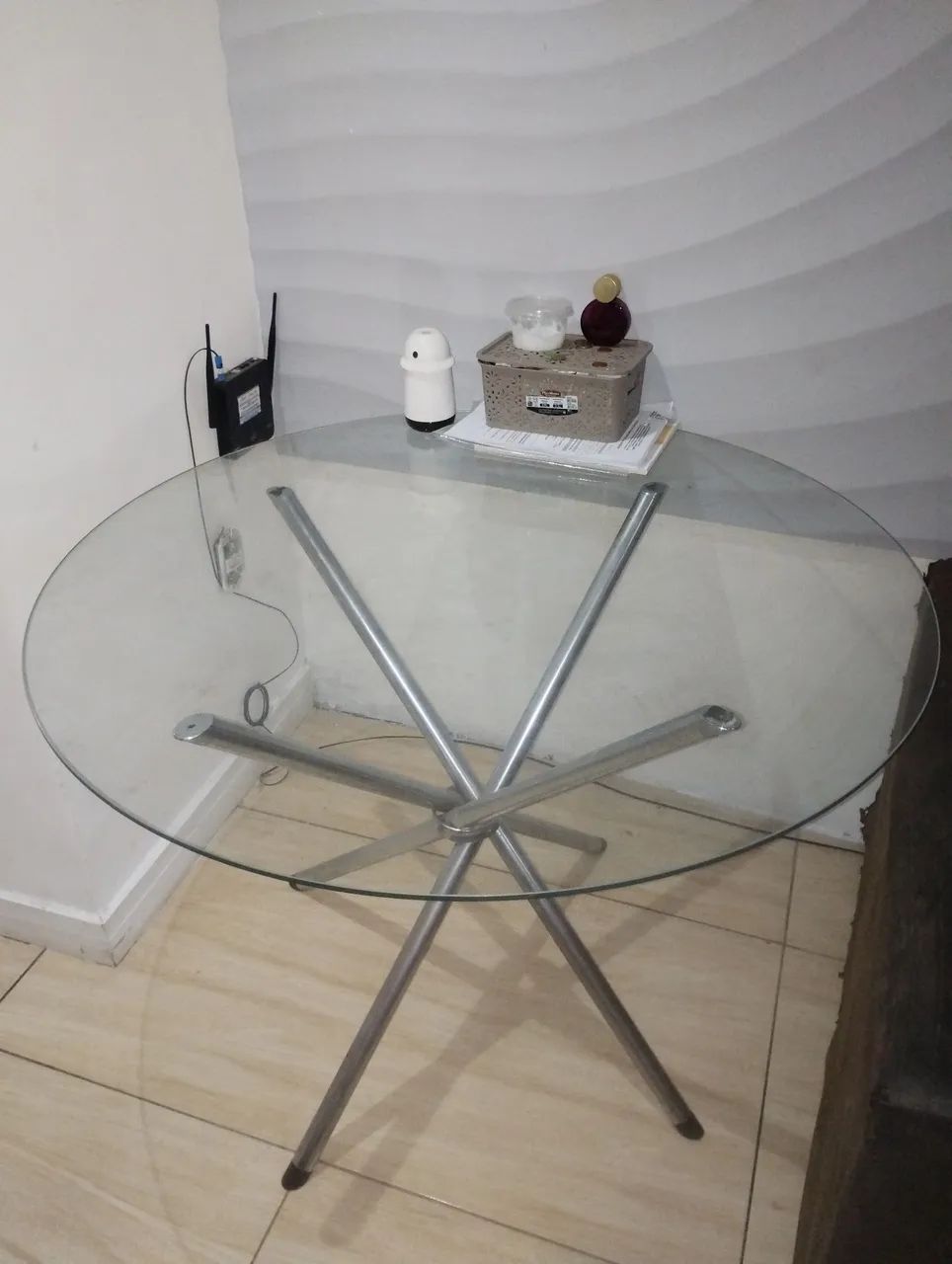 Mesa de vidro redonda linda demais.