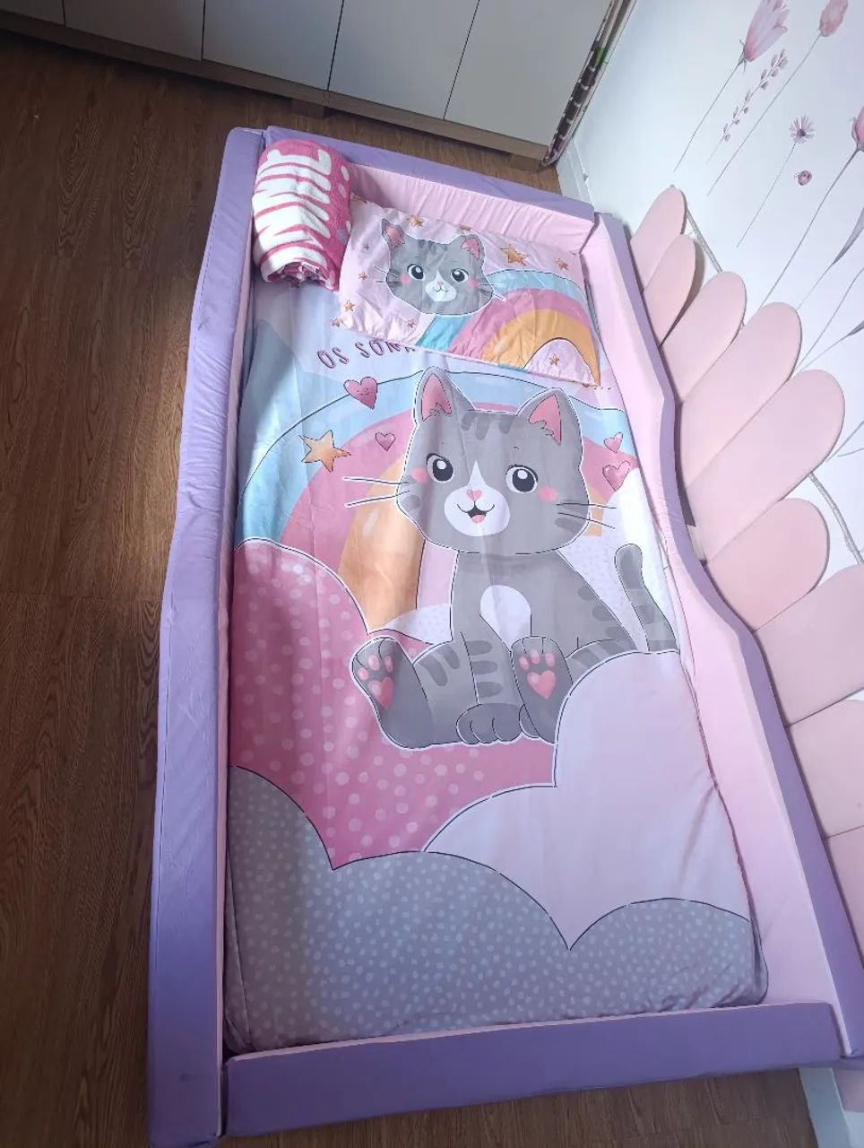 Cama montessoriana infantil rosa e lilás 
