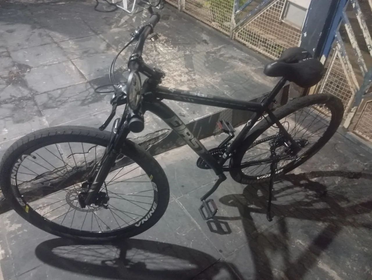 Bicicleta aro 29 praticamente nova   com nota fiscal e garantia de 1 ano.aceita oferta. - Foto 2
