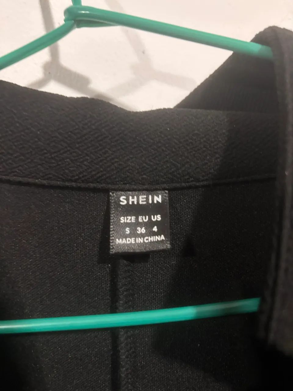 Blazer preto com detalhe na manga - Foto 3