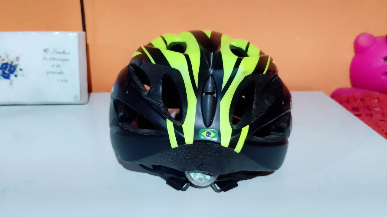 Bicicleta e capacete  - Foto 5