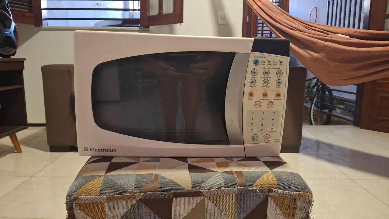 Microondas Eletrolux retirar peças