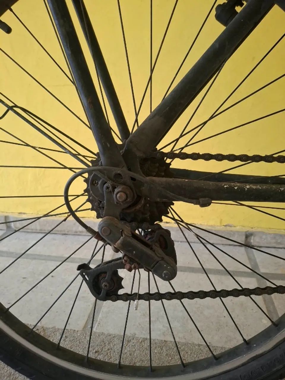 Bicicleta Aro 26 preta com bagageiro - Foto 5