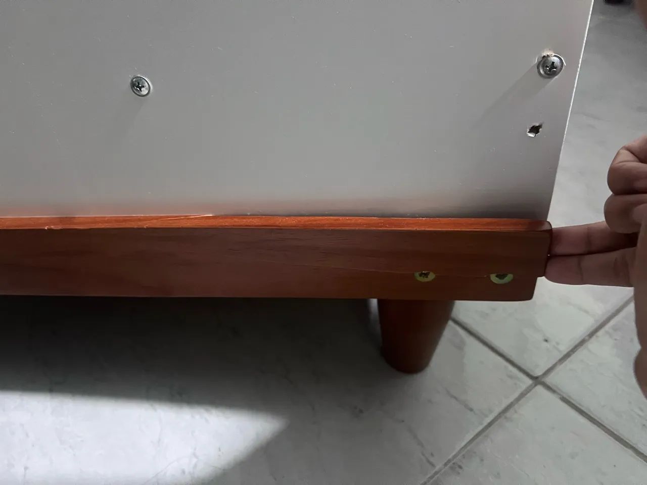 Berço branco com pés de madeira  - Foto 3