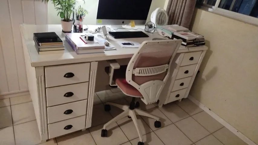 Escrivaninha de madeira + cadeira