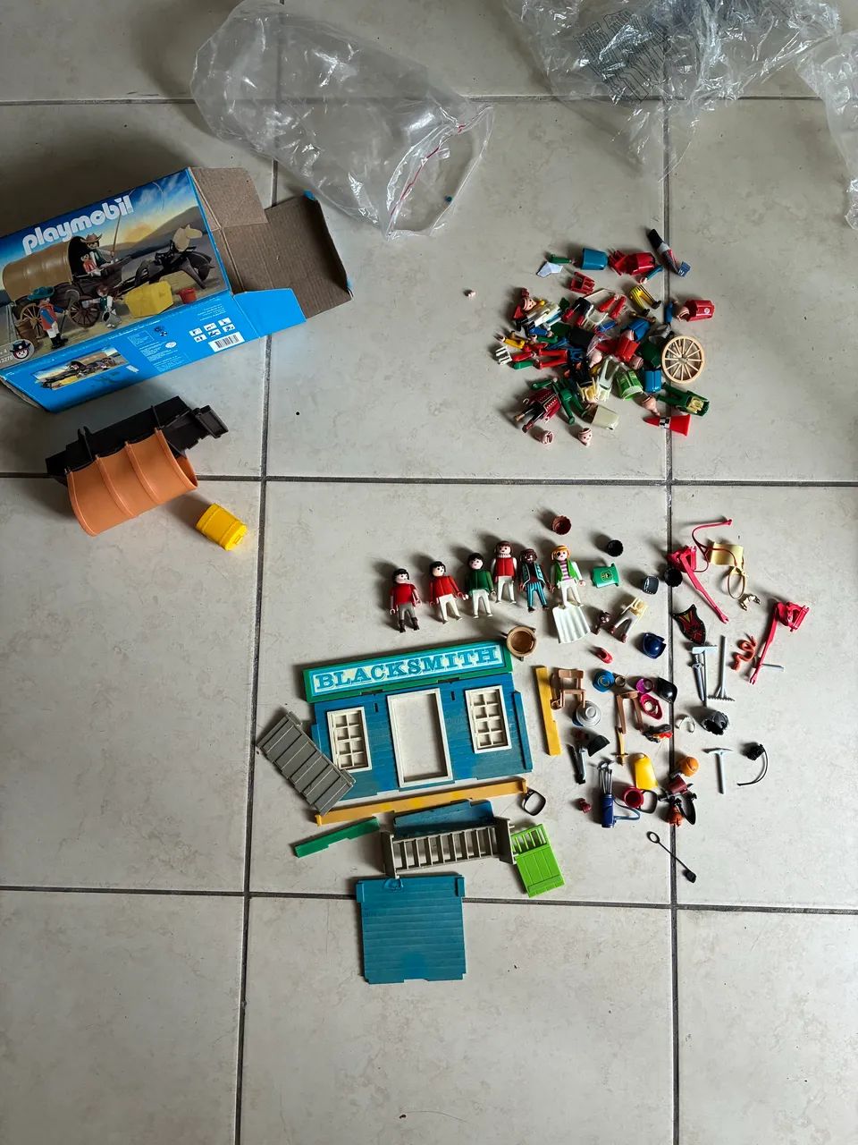 Lote Playmobil diversos e acessórios 