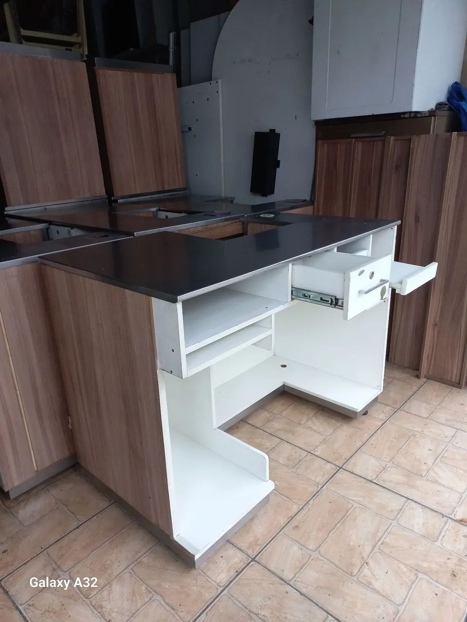 Balcão de atendimento com tampo e pé de inox só 400.