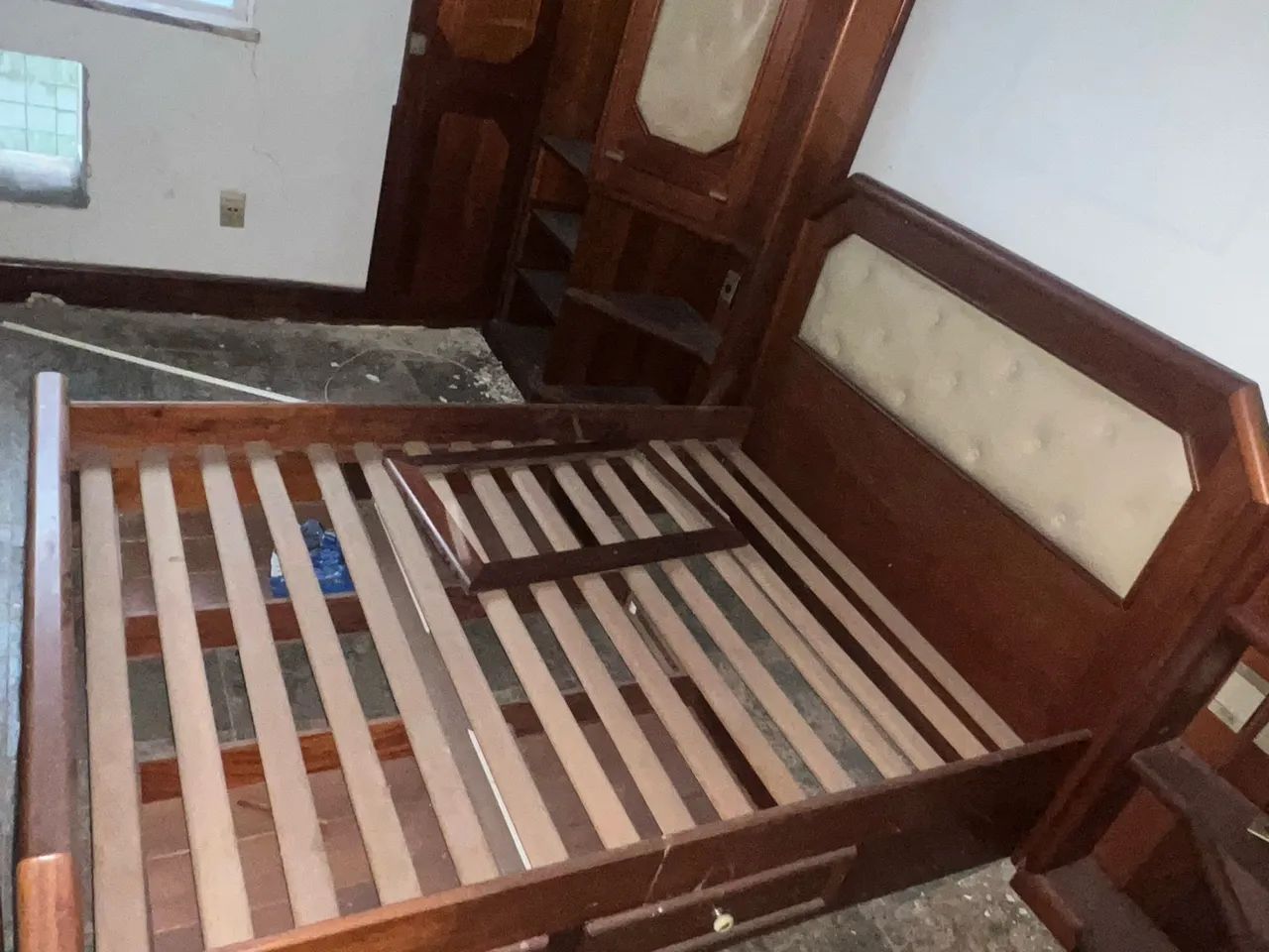 Vendo uma cama de casal e uma de solteiro 