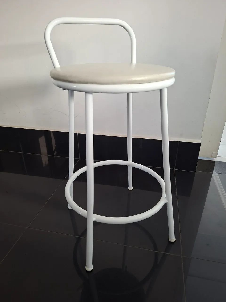 4 banquetas em ferro pintadas de branco com estofado em couruno - Foto 2