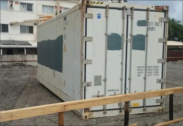 Container refer cortado ao meio