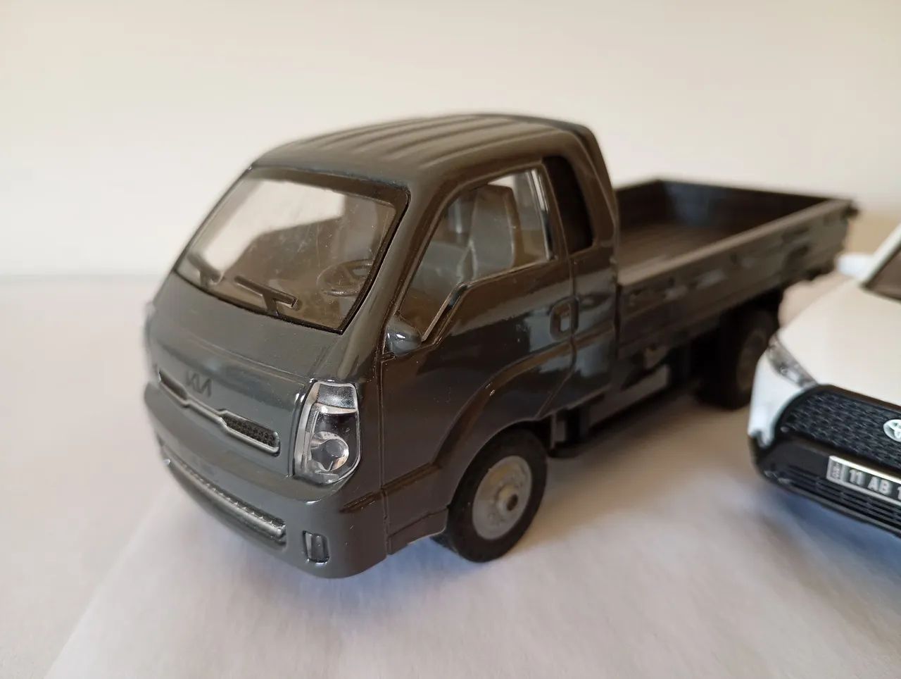 Lote - Miniatura Kia Bongo e Toyota Corolla Cross  - Foto 3
