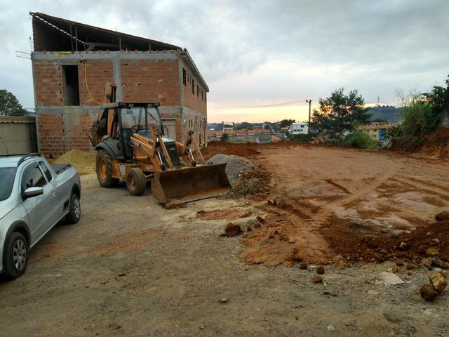 Serviços de retroescavadeira e caminhão - Foto 3
