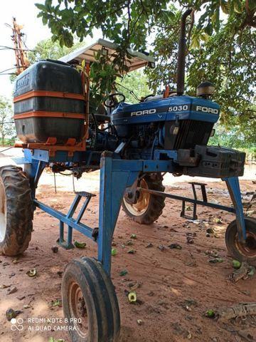 Trator Ford 5030 com barras para pulverizar