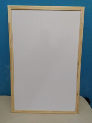 Quadro branco 90x60 + apagador e 3 canetas (semi-novo)
