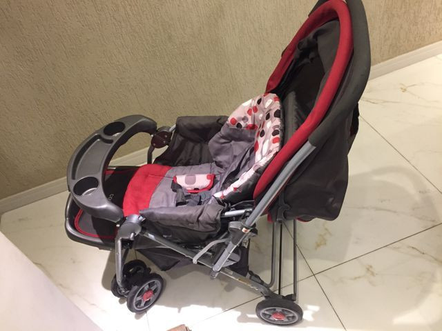 Carrinho de bebê Cosco cinza e vermelho