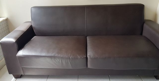 Sofá de 3 lugares com forro em corino na cor café. Excelente estrutura e acabamento - Foto 2