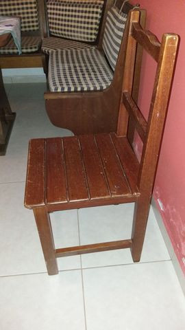 Vendo mesa com 6 cadeiras todas em madeira maciça - Foto 2