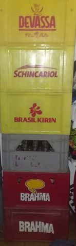 Grade de cerveja com vasilhames