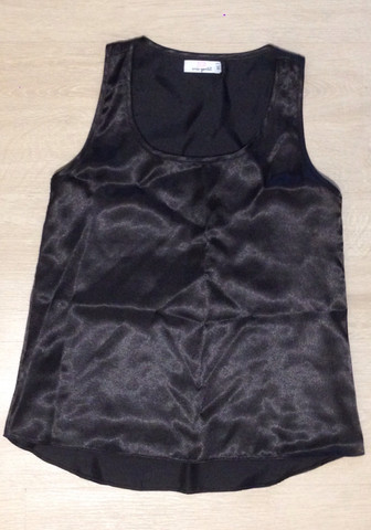 Camiseta preta acetinada
