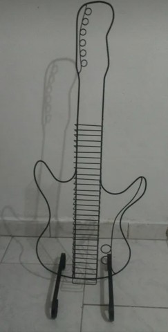 Guitarra Porta CDs com capacidade para 35 CDs