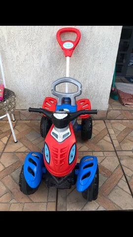 Moto infantil com empurrador do homem aranha