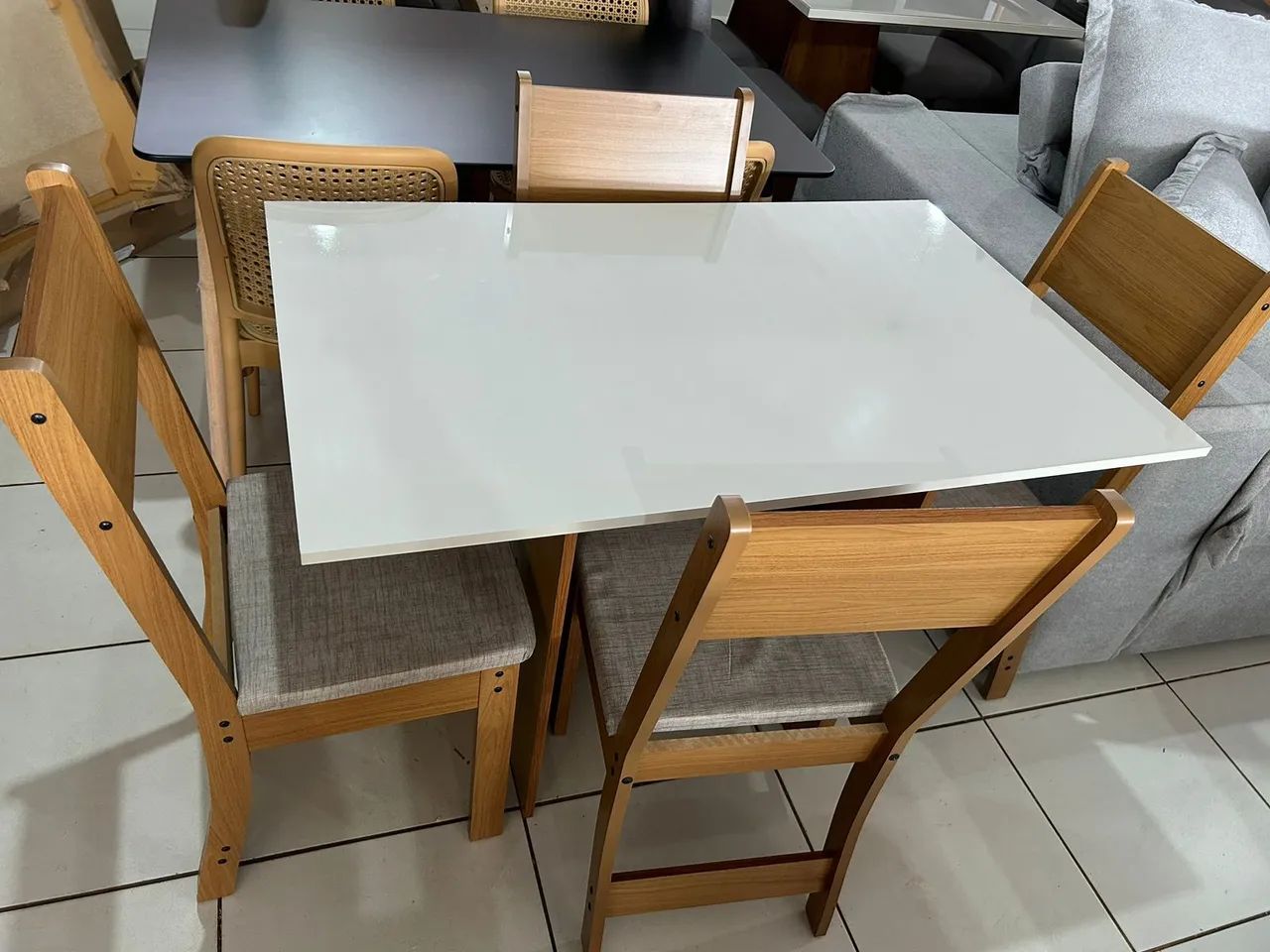 Conjunto de Mesa em MDF e 4 Cadeiras nova - Foto 2